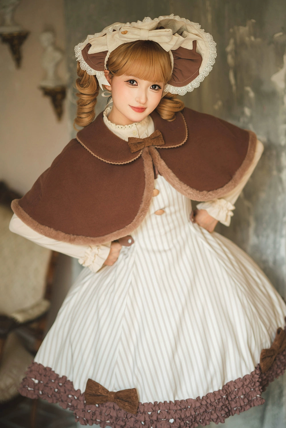 [Pre-orders available until 12/4] Classic Chocolat Stripe Short Cape