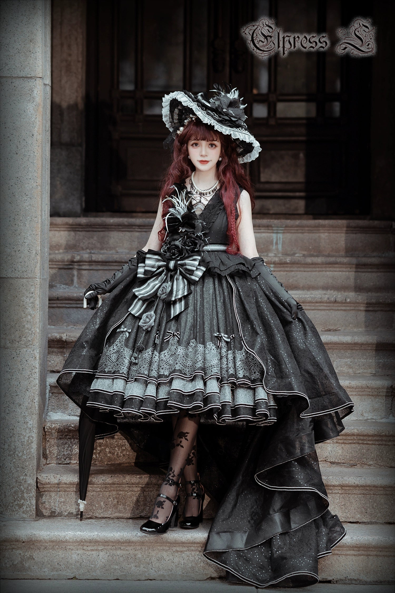 Rose Throne A dress with sparkling ribbons and flowers