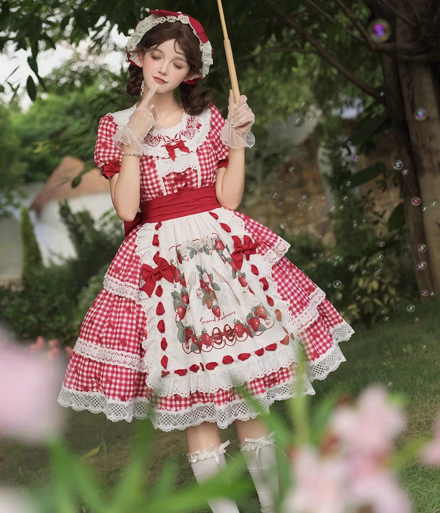 【受注予約8/18まで】Strawberry Sunshine Picnic カントリー風ワンピースとエプロン・ミドル丈