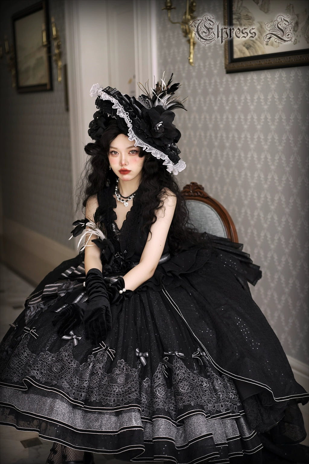 Rose Throne A dress with sparkling ribbons and flowers