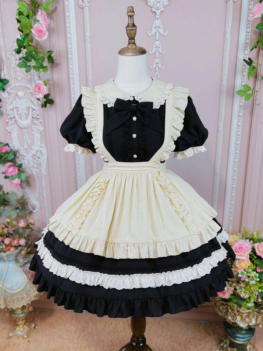 フリル襟の半袖メイドワンピース エプロン付き ショート丈