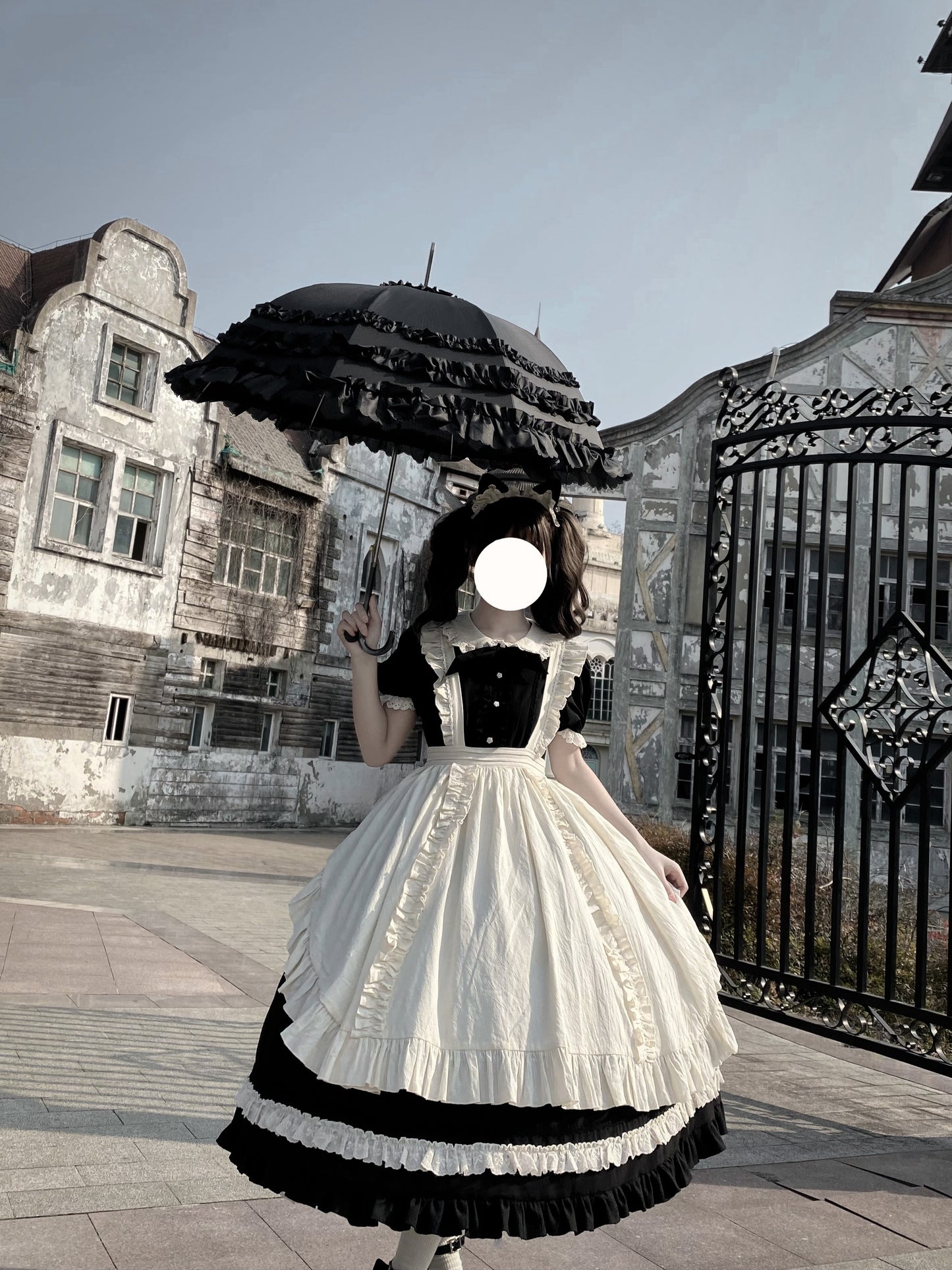 フリル襟の半袖メイドワンピース エプロン付き ロング丈