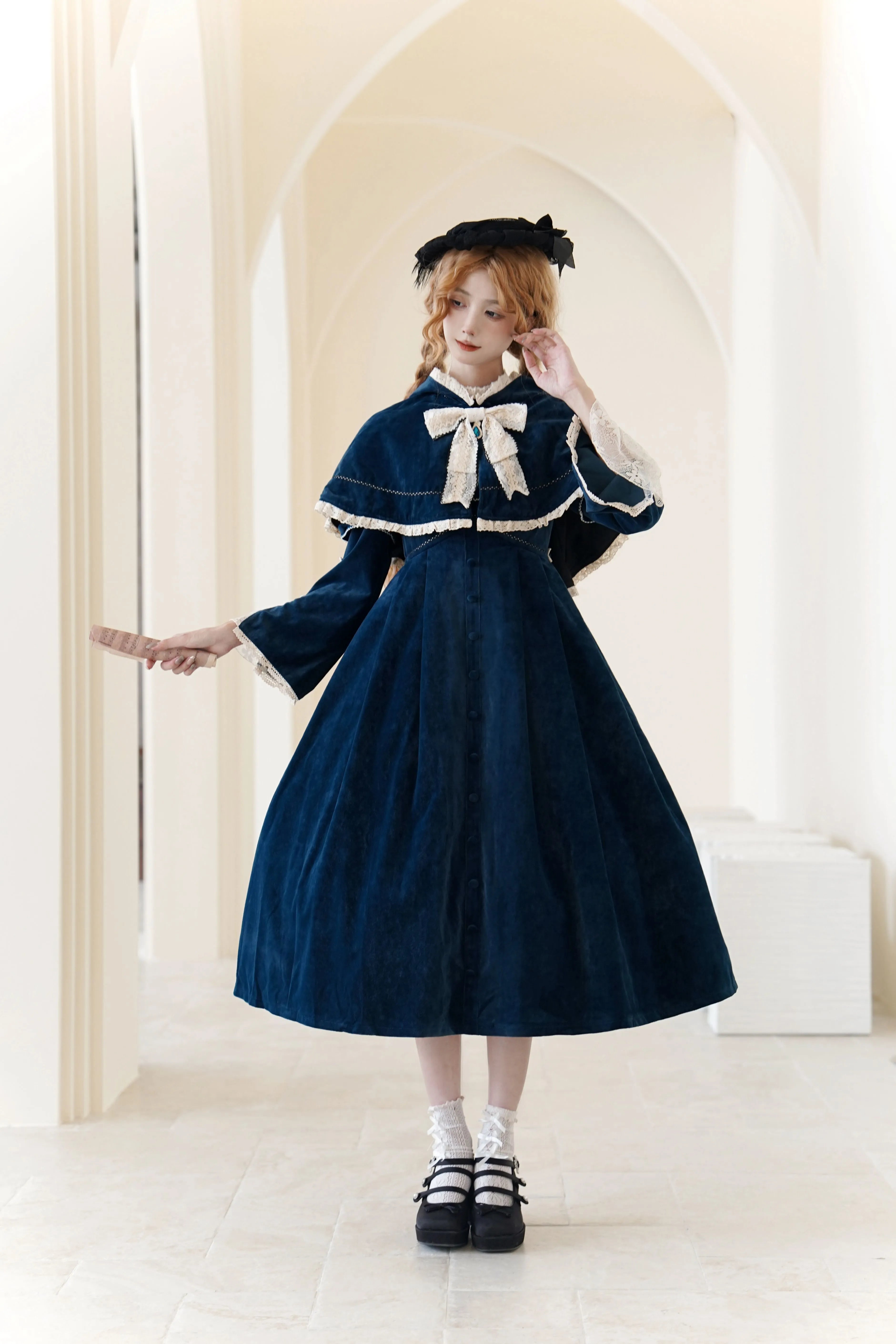 [Pre-orders available until 12/1] Suijaku stand-up collar velvet dress and cape