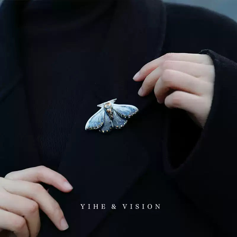 【藍凌蛾 LanLingE】陶磁器ブローチ | Midnight Moth コートピン 個性派・ヴィンテージ蛾モチーフ