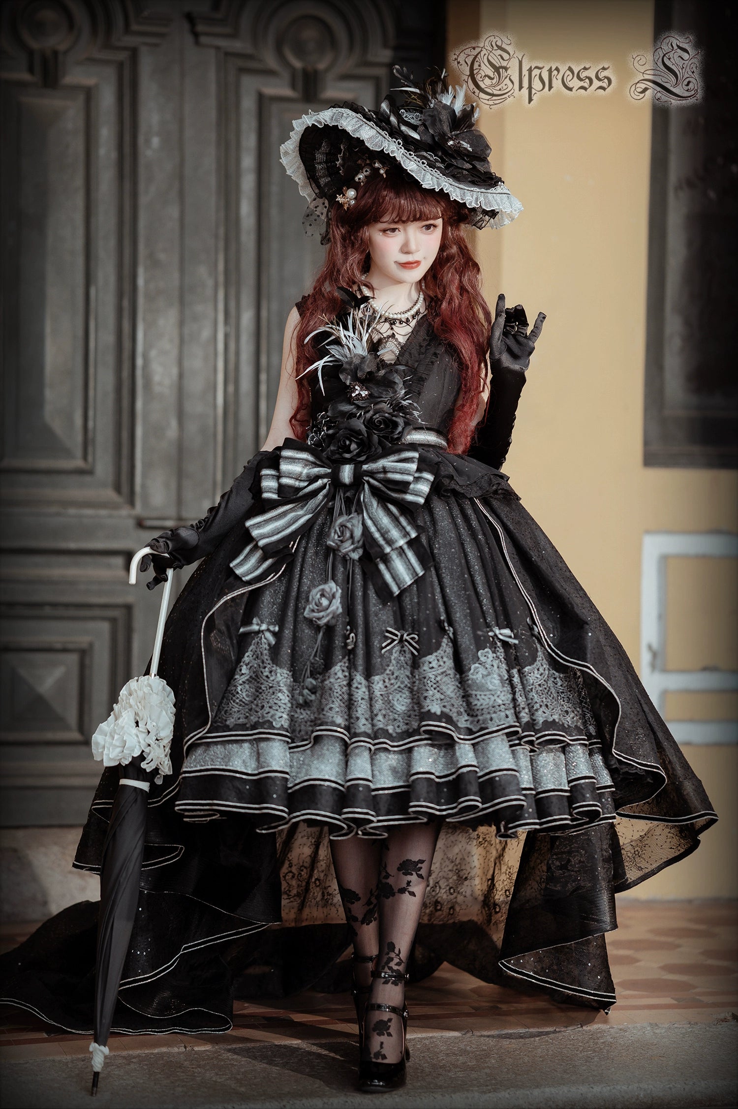 Rose Throne A dress with sparkling ribbons and flowers