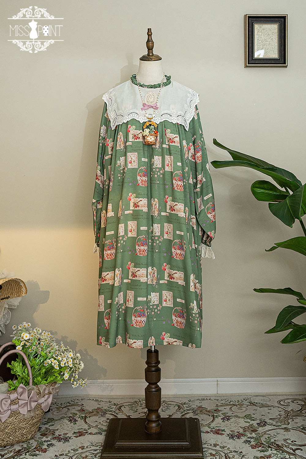 [Sale period ended] Forest Illustrated Loose Fit Dress