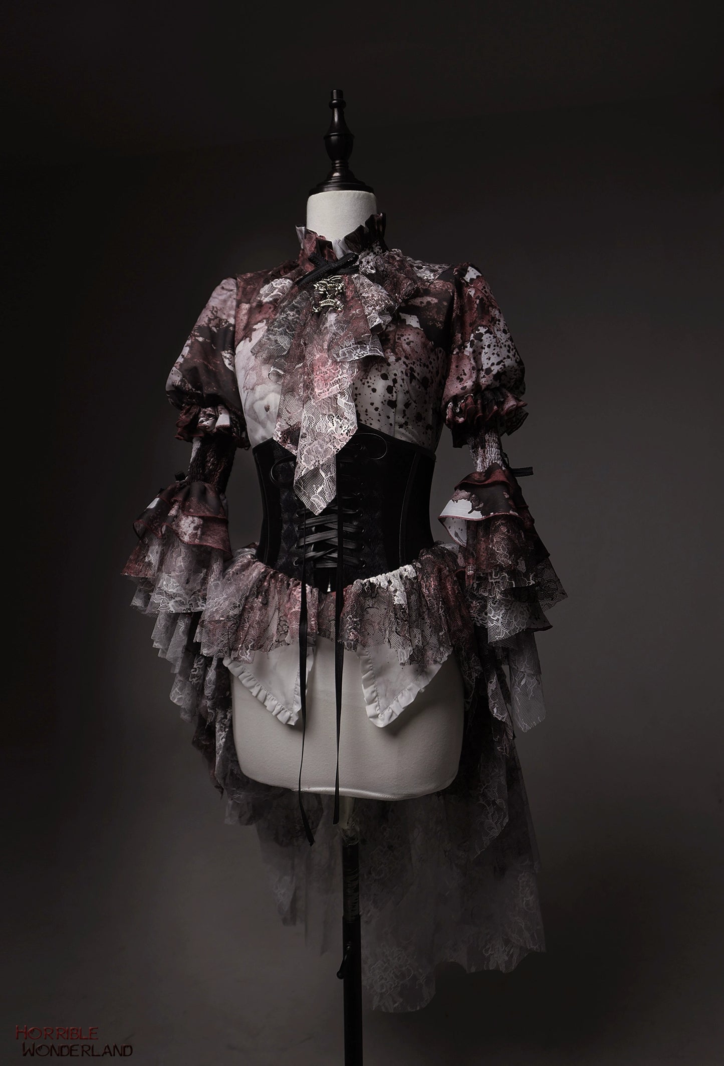 [Pre-orders available until 9/18] Horrible Wonderland Blood-stained print princess sleeve blouse