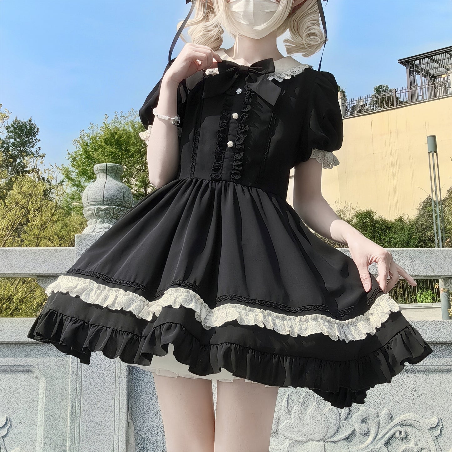 フリル襟の半袖メイドワンピース エプロン付き ショート丈