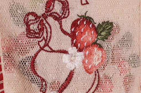 【受注予約8/14まで】 Strawberry Whisper プリントジャンパースカート