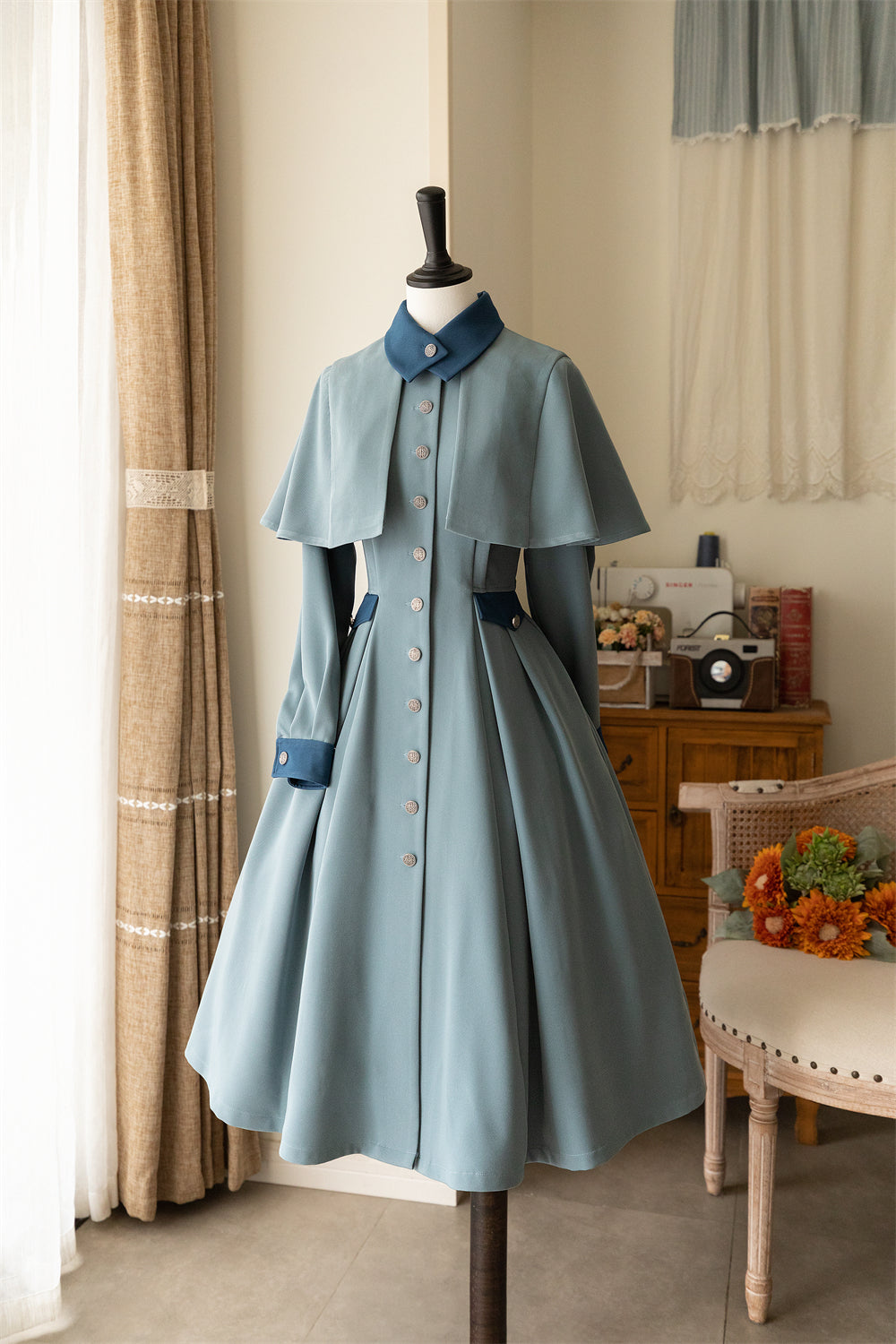 Snow Cedar One-piece coat with classical cape
