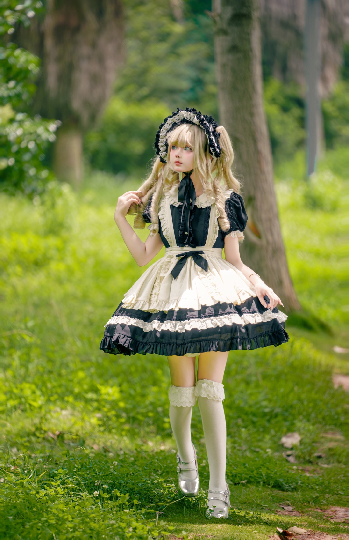 フリル襟の半袖メイドワンピース エプロン付き ショート丈