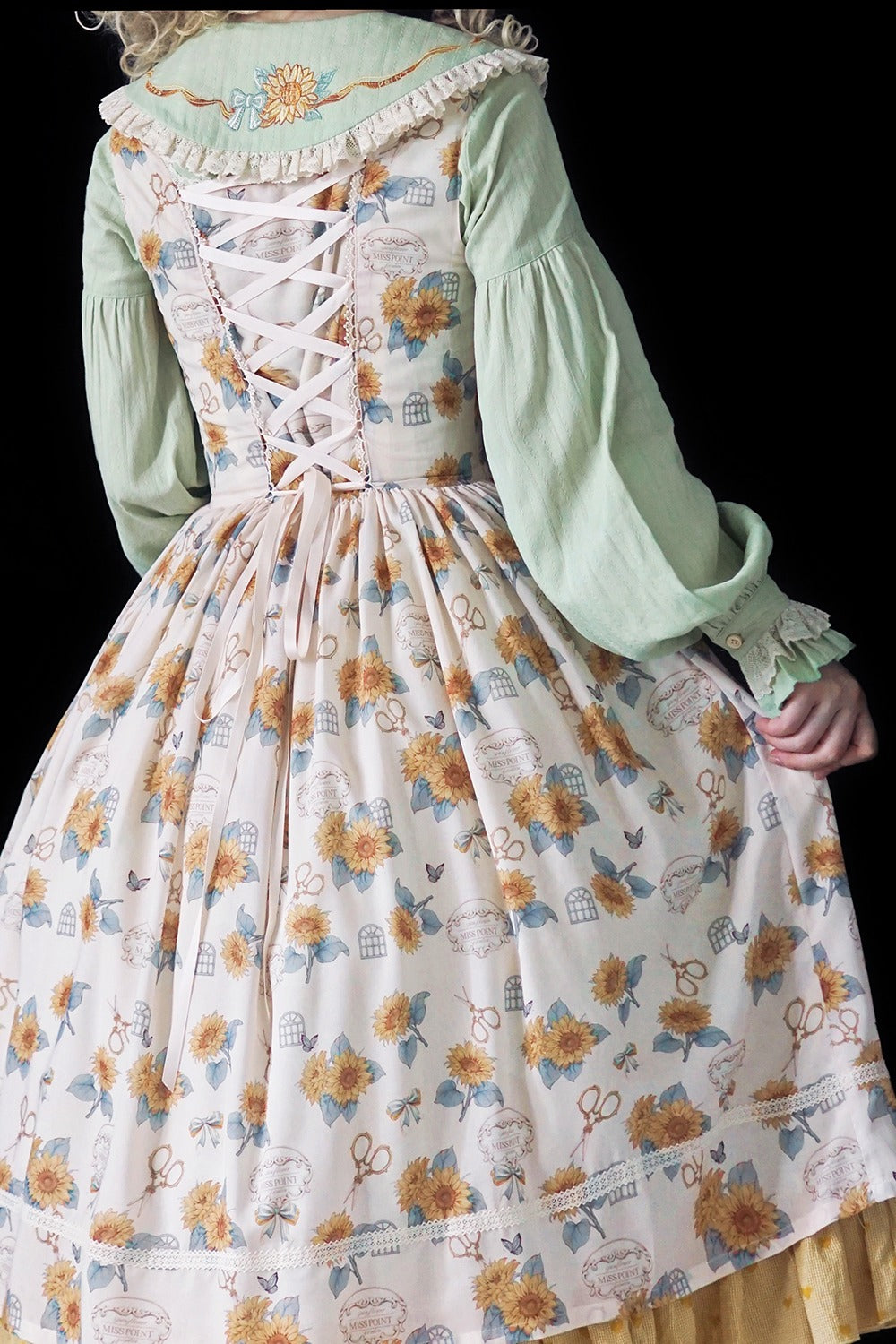 [Pre-order] Gardening Sunflower Embroidered Collar Blouse
