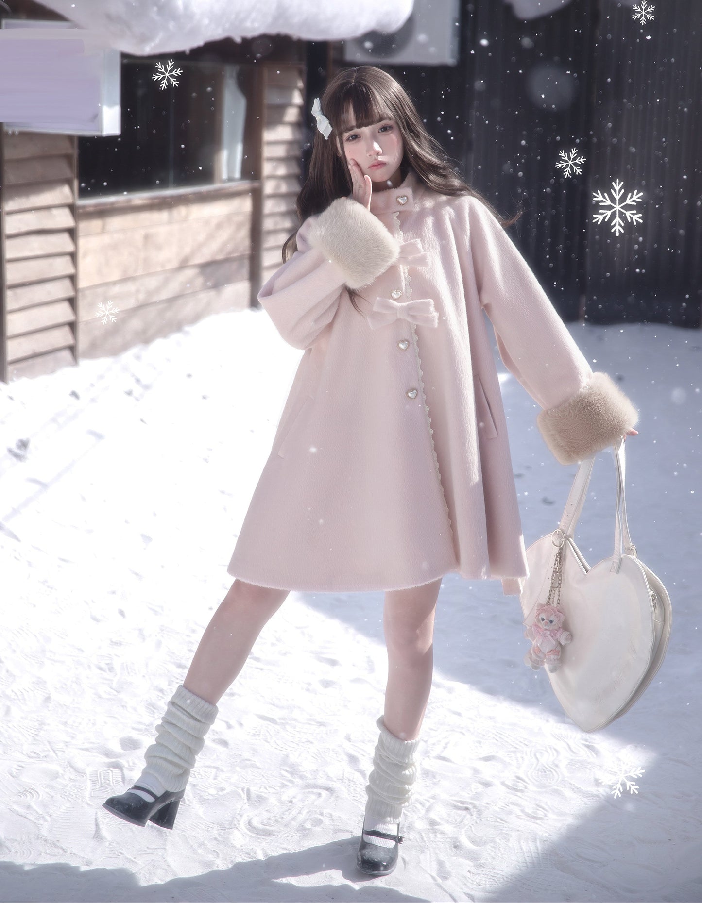 パウダーピンクのファー付きコート