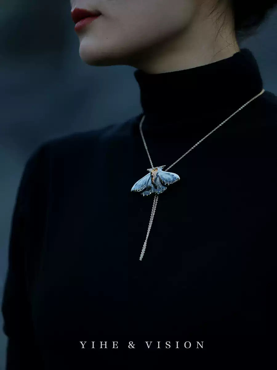 【藍凌蛾 LanLingE】陶磁器ネックレス | Midnight Moth  個性派・ヴィンテージ蛾モチーフ