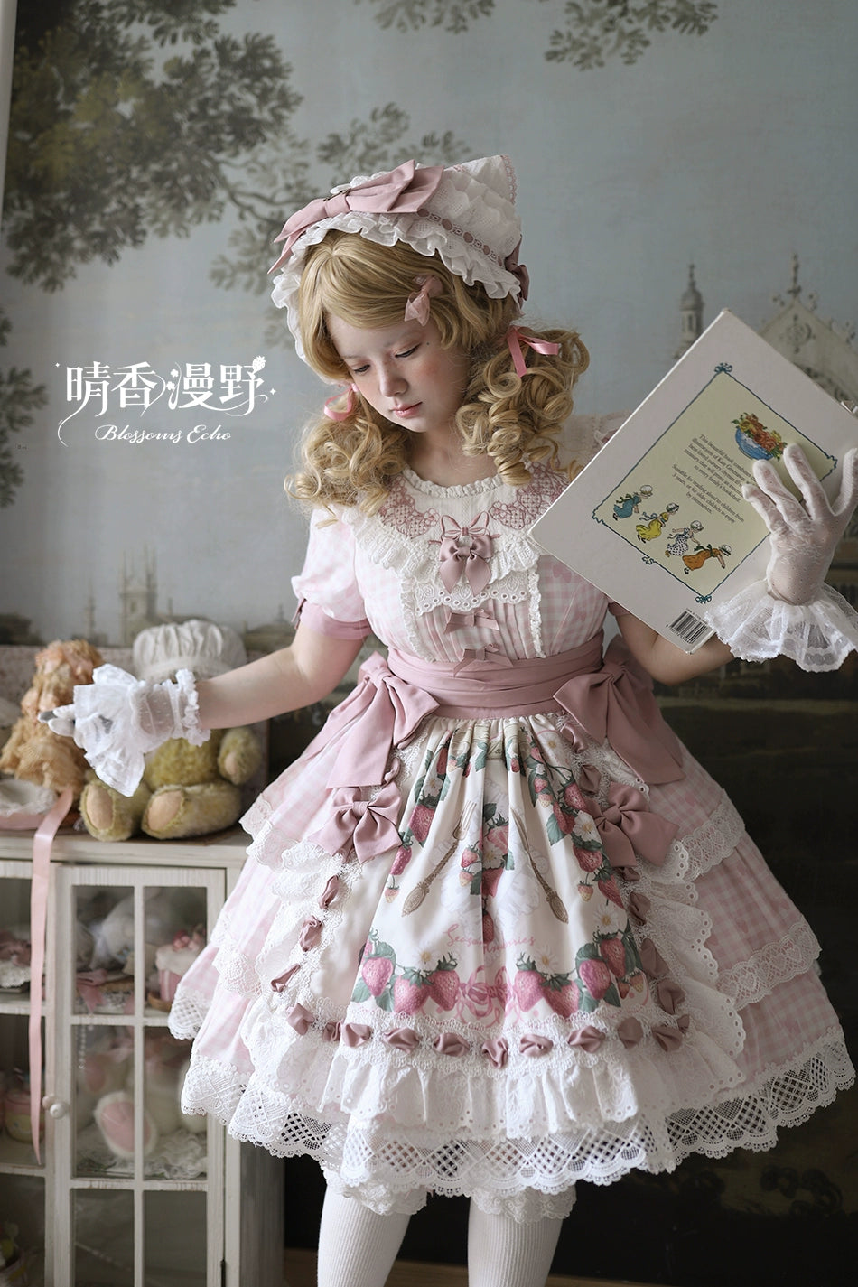 【受注予約8/18まで】Strawberry Sunshine Picnic カントリー風ワンピースとエプロン・ショート丈