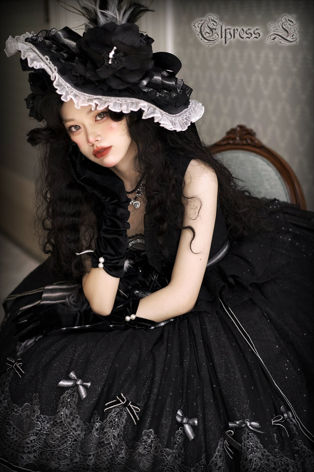 Rose Throne A dress with sparkling ribbons and flowers