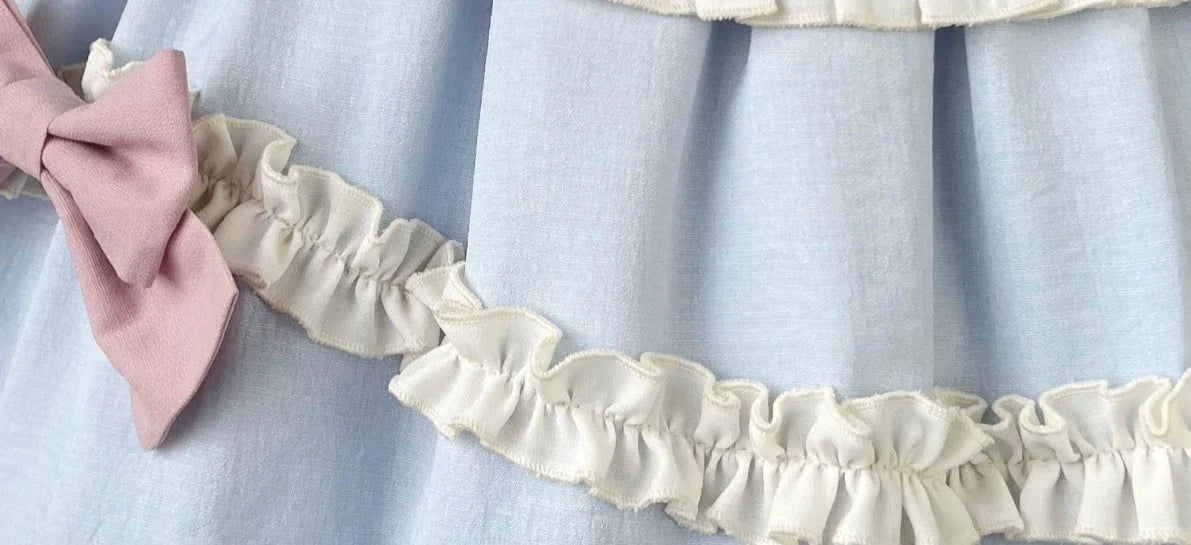 白猫メイド 鈴リボンのエプロン付ワンピース