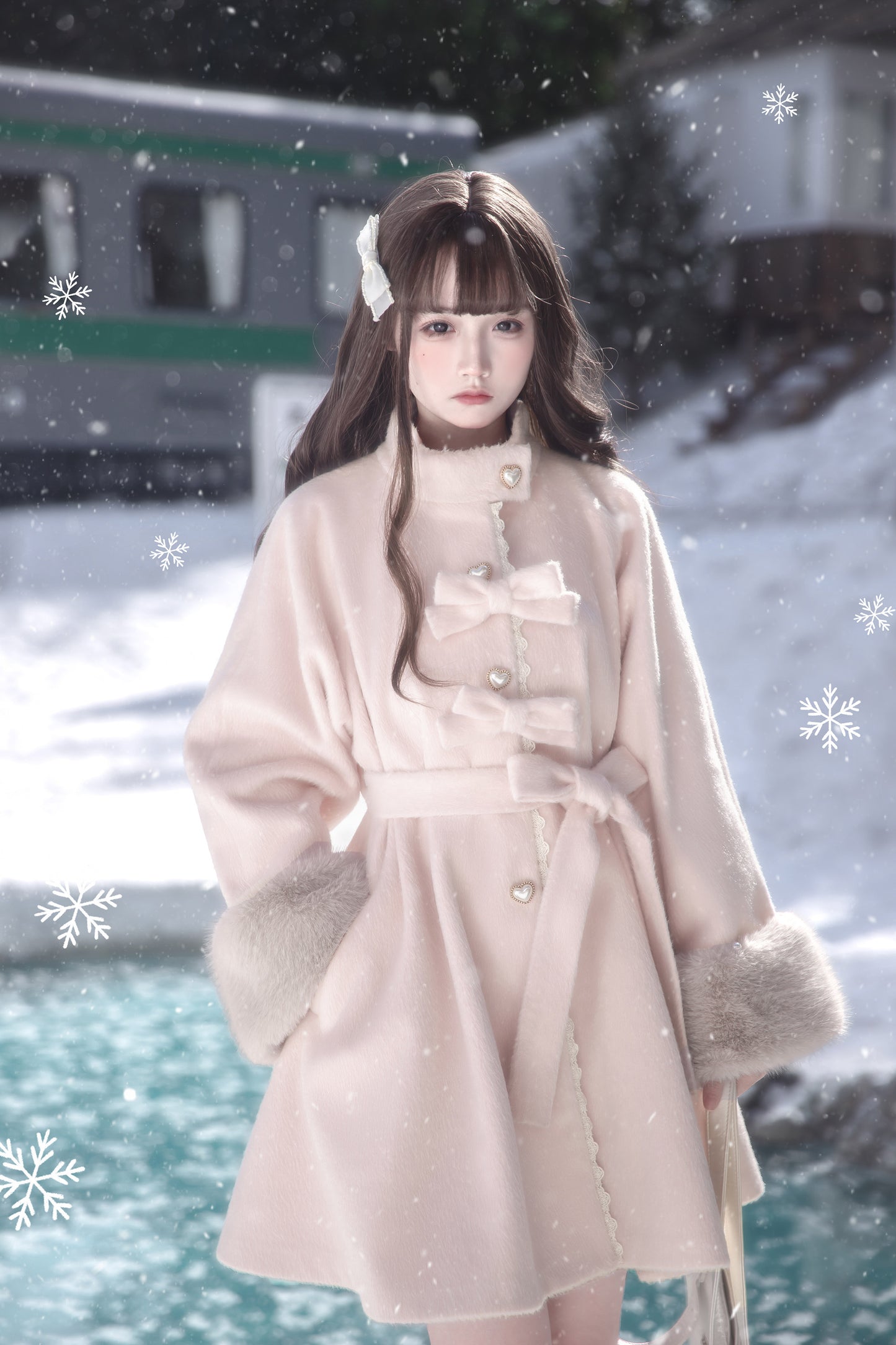 パウダーピンクのファー付きコート