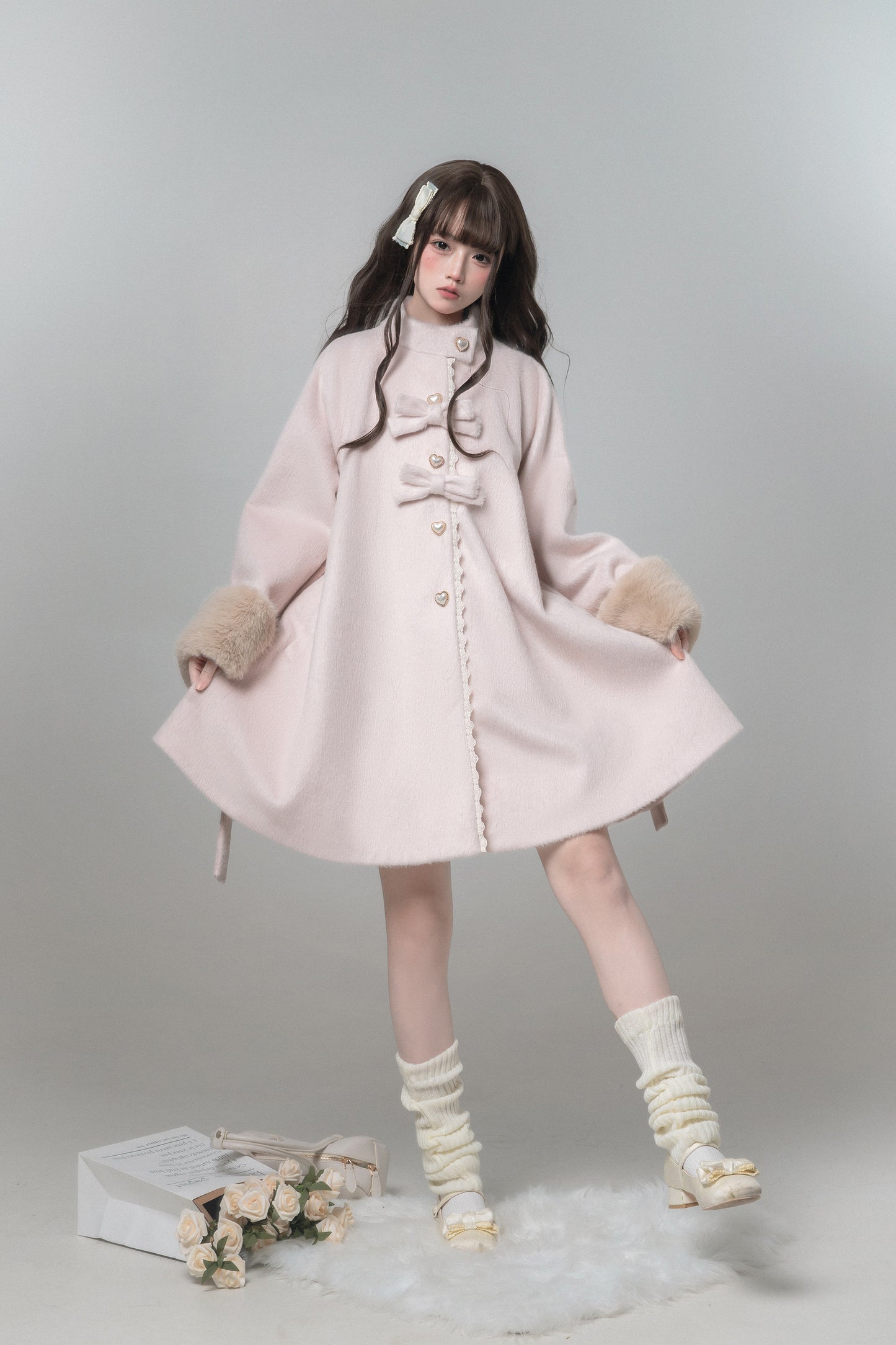 パウダーピンクのファー付きコート