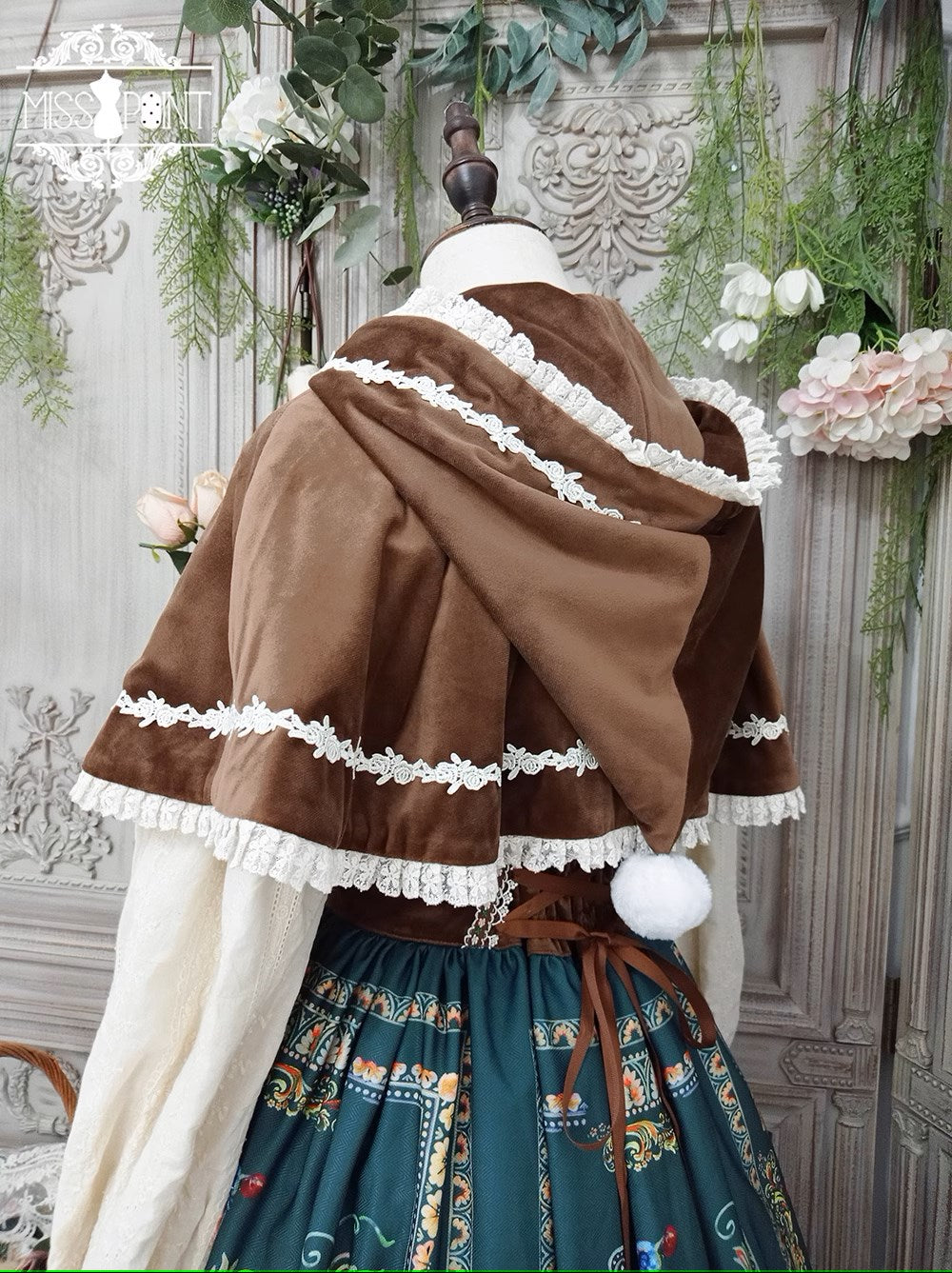 [Sale period ended] Bavarian-style hooded cloak