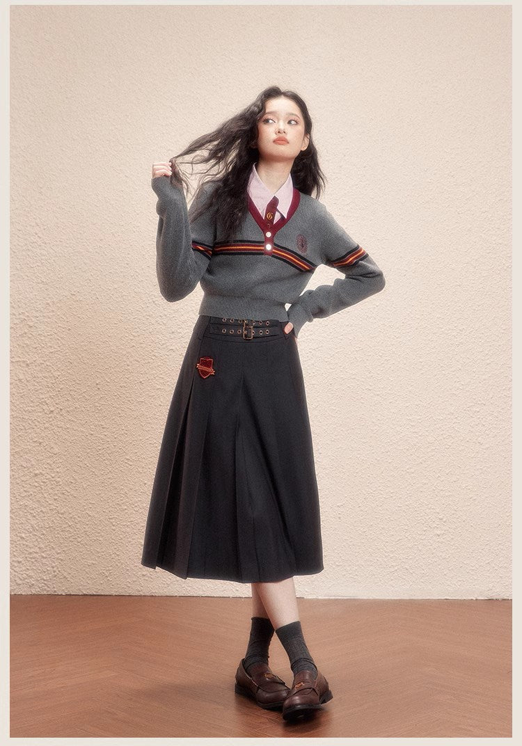 [Reservation sale] Hogwarts School of Witchcraft and Wizardry V-neck short length knit