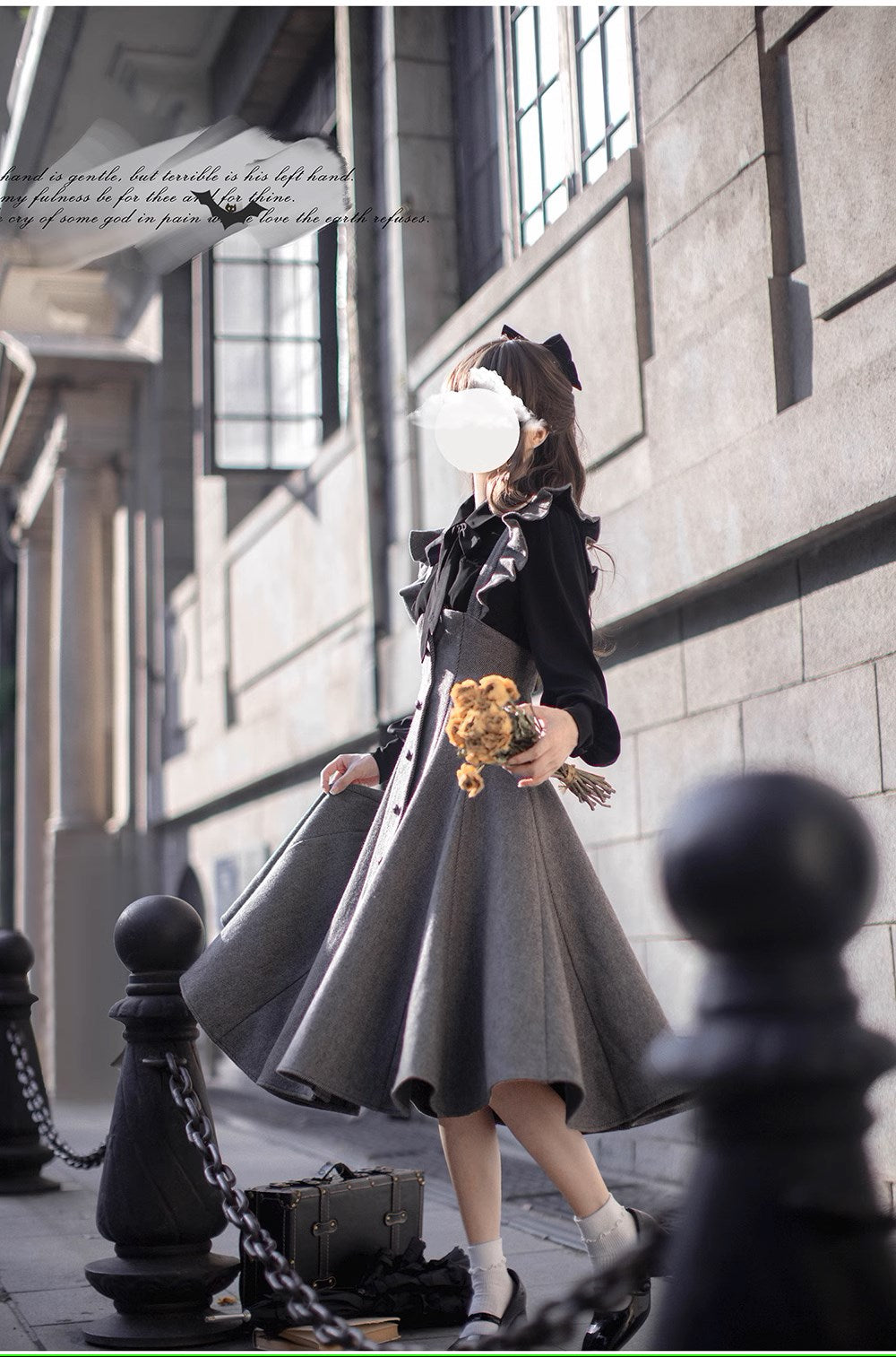 グレーのメタルボタンジャンパースカートとリボンタイブラウス