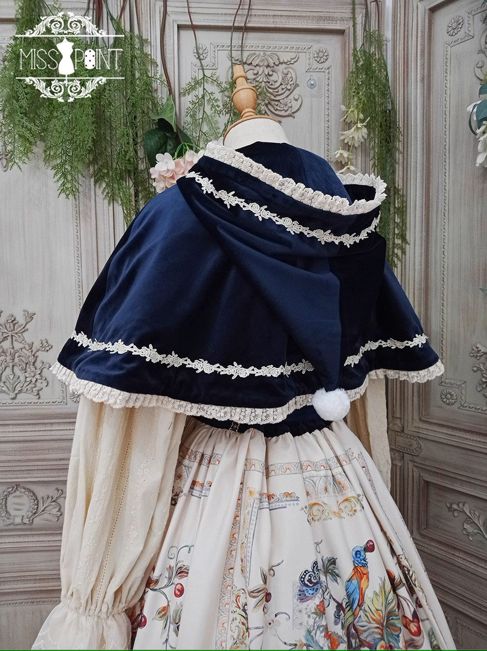 [Sale period ended] Bavarian-style hooded cloak