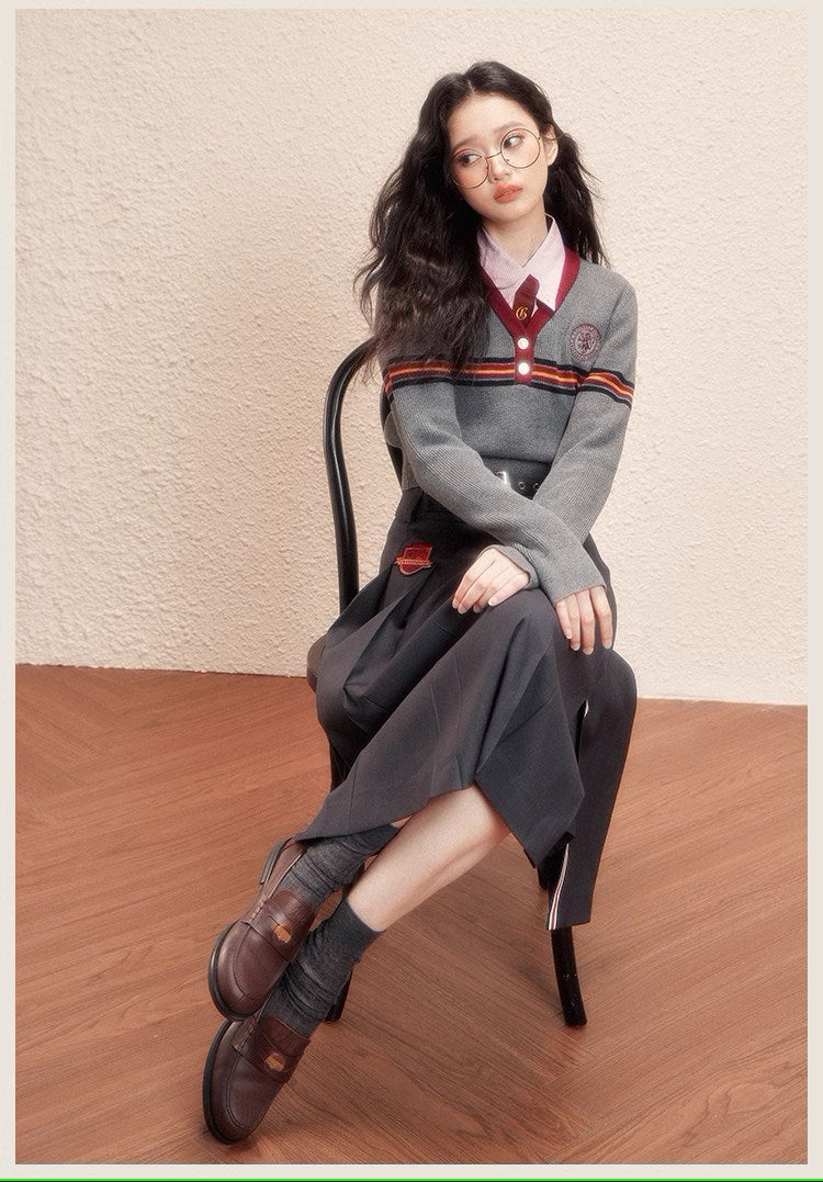 【予約販売】ホグワーツ魔法魔術学校 Vネックショート丈ニット
