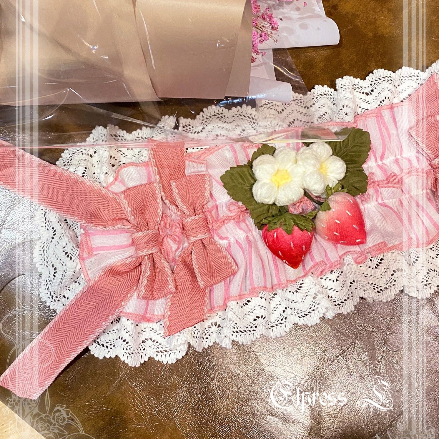 [Simultaneous purchase only] Frill and ribbon strawberry princess brooch, bonnet, choker, etc.