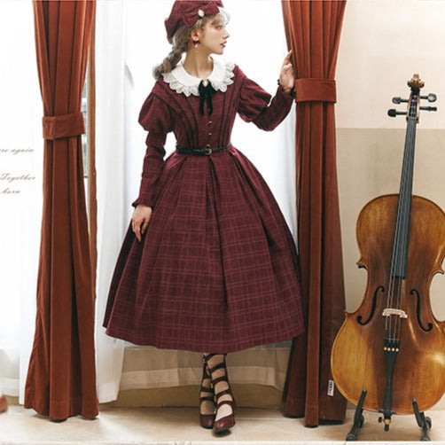 White collar dress with classical lattice pattern