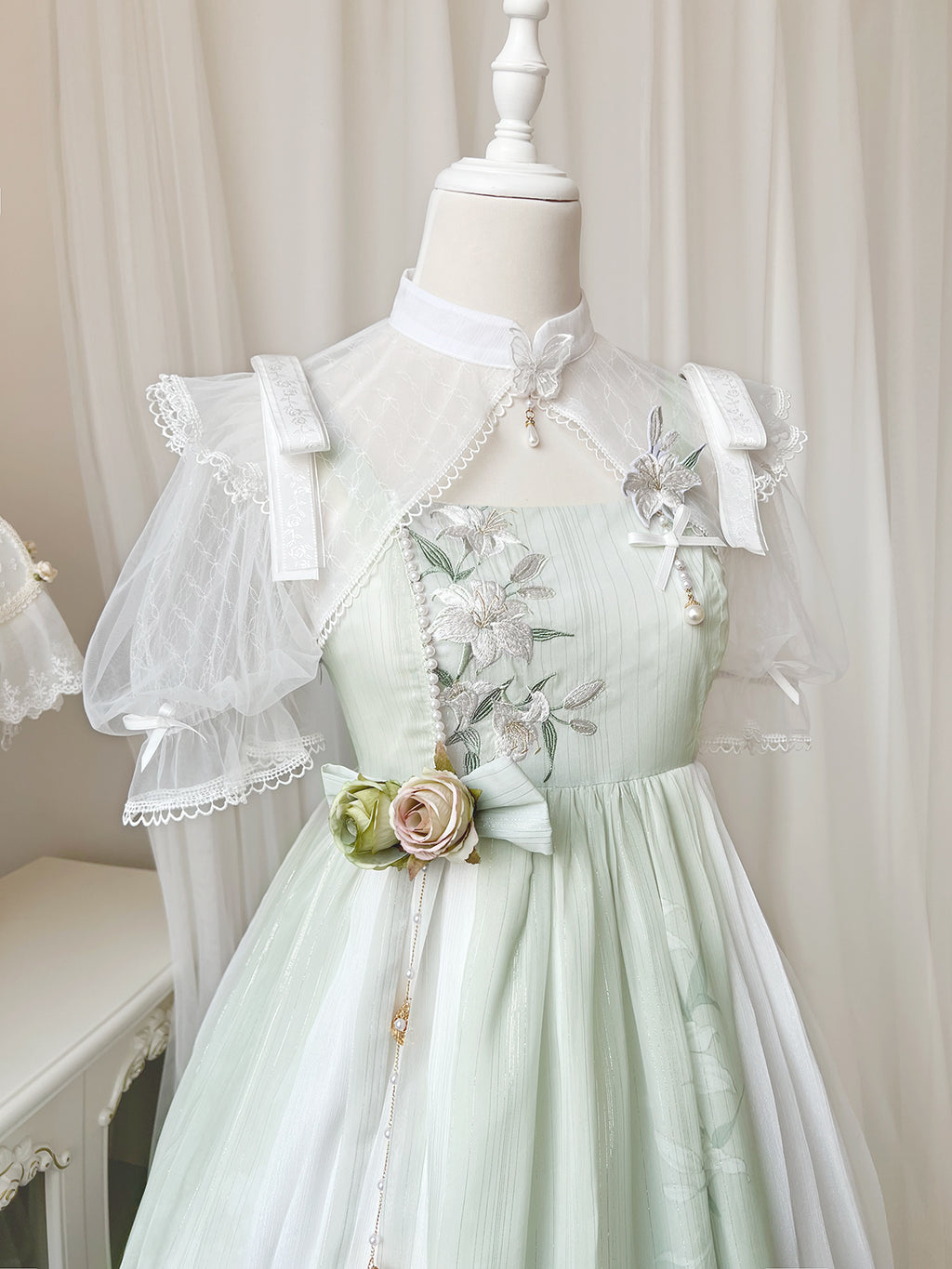 百合の刺繍ジャンパースカートとボレロ 華ロリスタイル