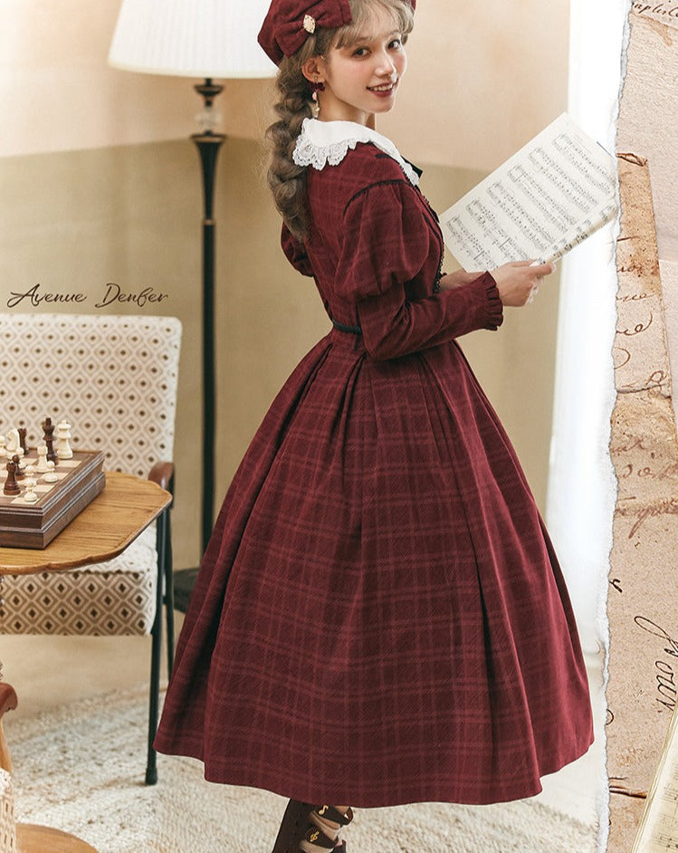White collar dress with classical lattice pattern