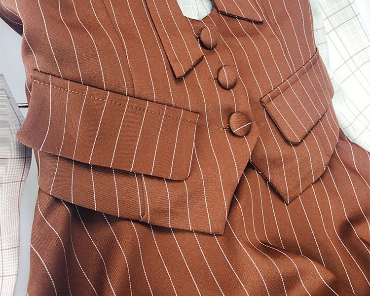 English elegant trad vertical stripe setup