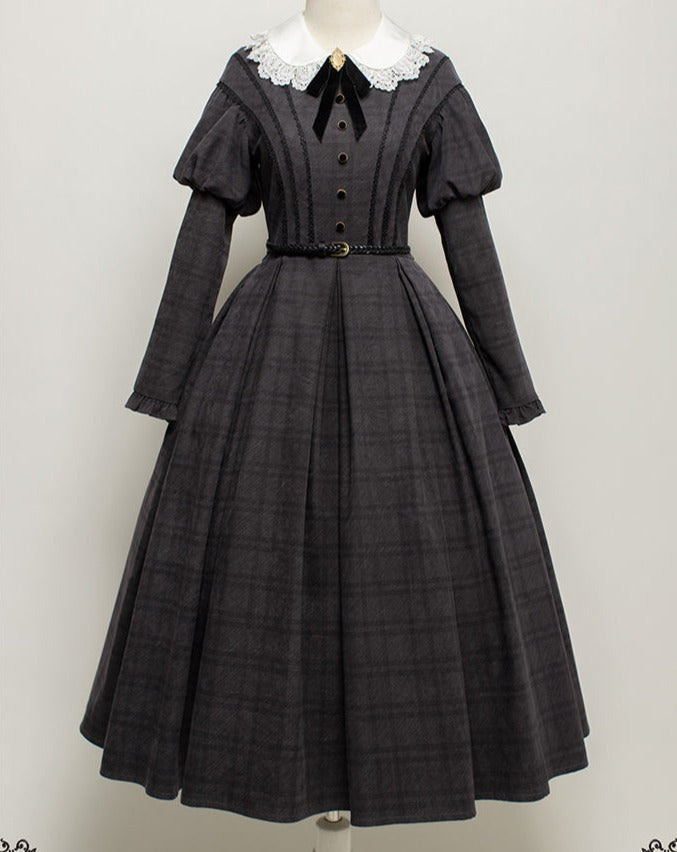 White collar dress with classical lattice pattern