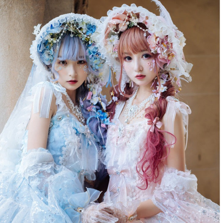 ロココ調 ゴージャスフリルの宮廷風ドレスとボンネット