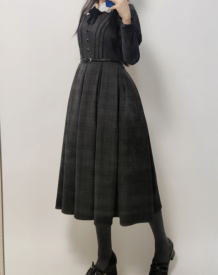 White collar dress with classical lattice pattern