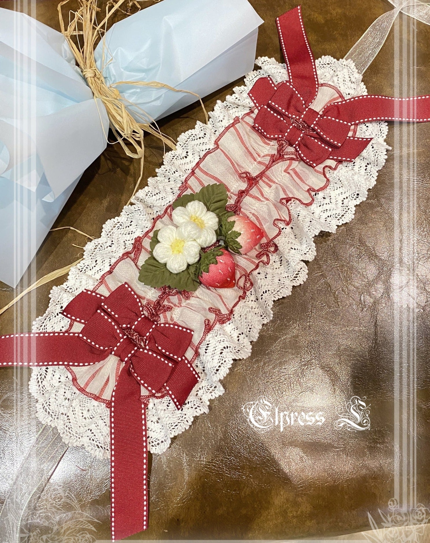 [Simultaneous purchase only] Frill and ribbon strawberry princess brooch, bonnet, choker, etc.