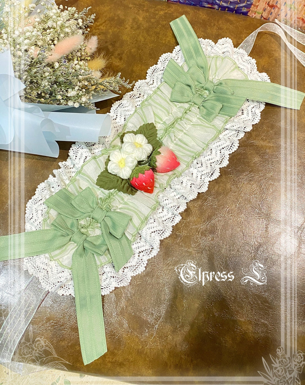 [Simultaneous purchase only] Frill and ribbon strawberry princess brooch, bonnet, choker, etc.