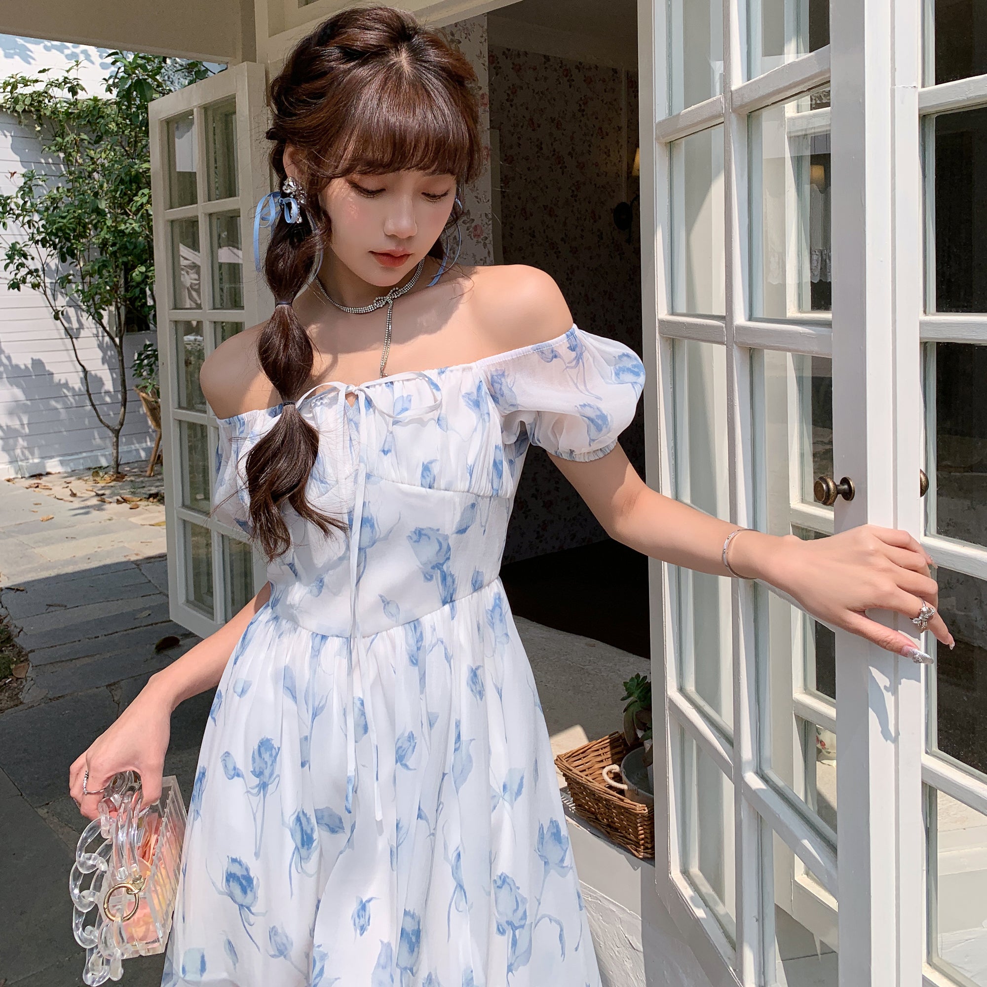 ブルーのフローラルプリントガーリーワンピース