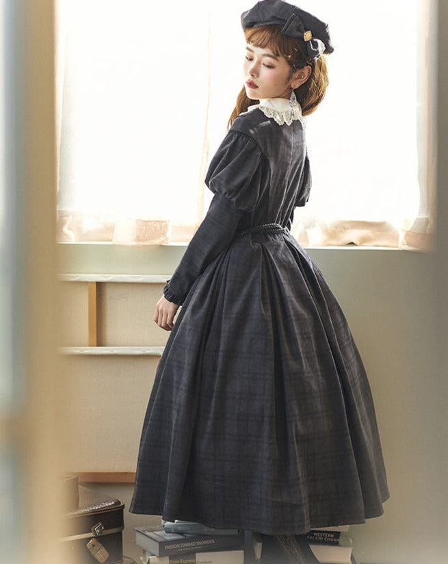 White collar dress with classical lattice pattern
